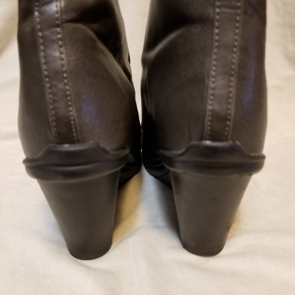 Boots - Picture 4 of 5